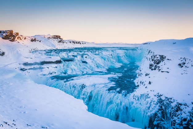 Vista panorámica del paisaje cubierto de nieve contra el cielo durante el invierno