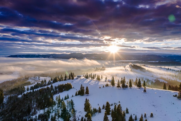 Vista panorámica del paisaje cubierto de nieve contra el cielo durante la puesta de sol