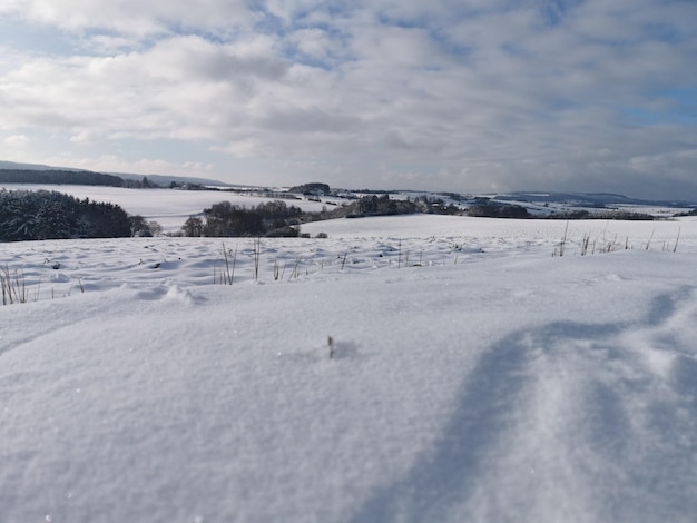 Vista panorámica del paisaje cubierto de nieve contra el cielo