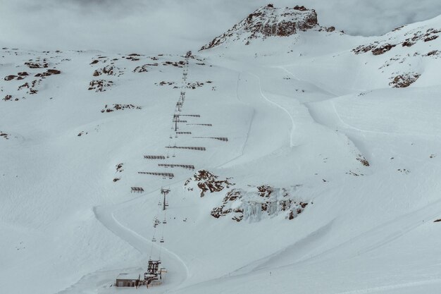 Foto vista panorámica del paisaje cubierto de nieve contra el cielo