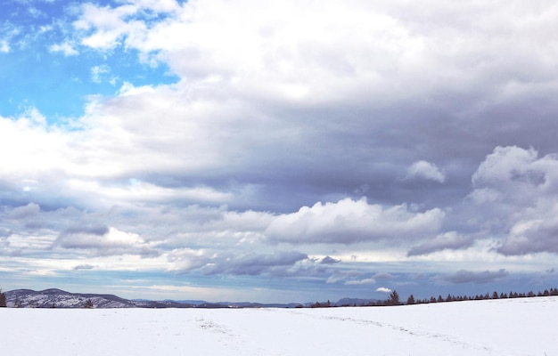 Vista panorámica del paisaje cubierto de nieve contra el cielo