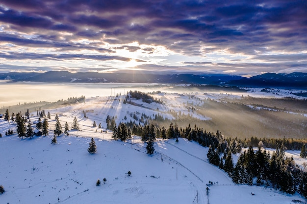 Vista panorámica del paisaje cubierto de nieve contra el cielo