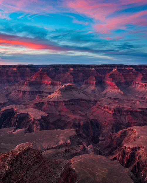 Vista panorámica de un paisaje dramático contra un cielo nublado