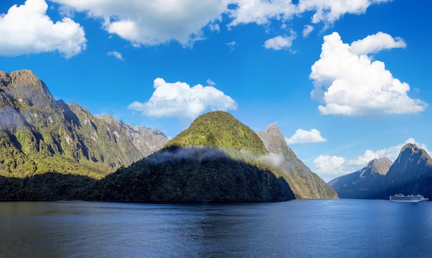 Vista panorámica del paisaje escénico de los fiordos de Milford Sound en Nueva Zelanda