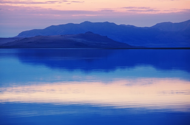 Foto vista panorámica del paisaje del gran lago salado al atardecer