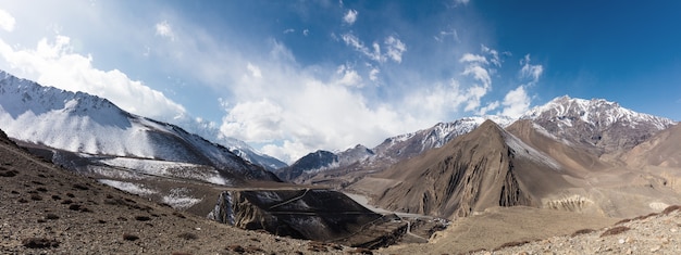 Vista panorámica del paisaje de las grandes montañas nevadas del Himalaya nepal everest area