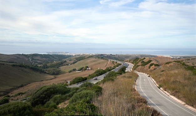 Vista panorámica de un paisaje lleno de pequeñas colinas y valles vistos en Tarifa España