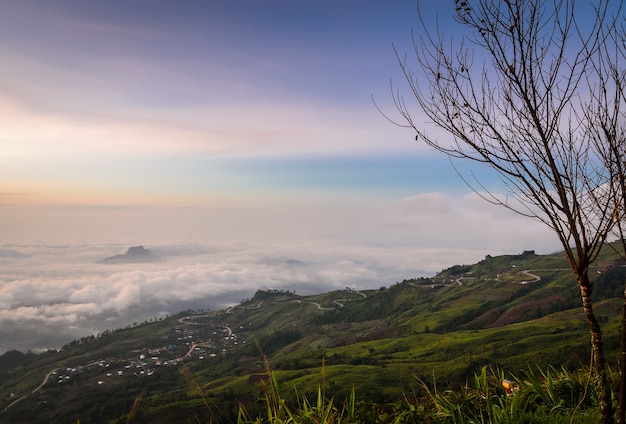 Vista panorámica del paisaje de montaña con la carretera curva al amanecer sobre el mar de niebla en Phetchabun, Tailandia