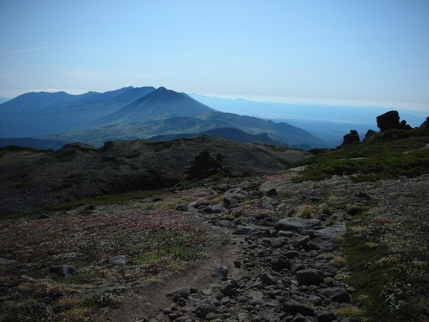 Foto vista panorámica del paisaje y las montañas contra un cielo azul claro