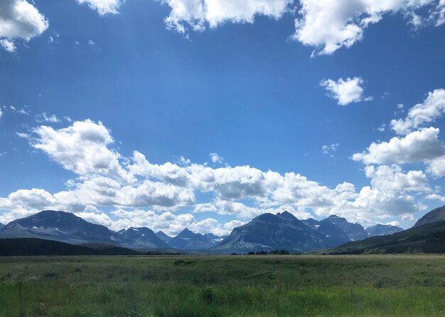 Foto vista panorámica del paisaje y las montañas contra un cielo nublado