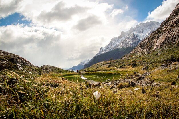 Foto vista panorámica del paisaje y las montañas contra el cielo