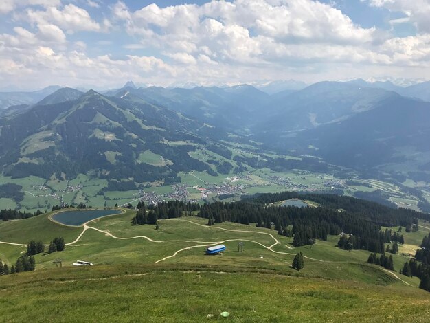 Foto vista panorámica del paisaje y las montañas contra el cielo