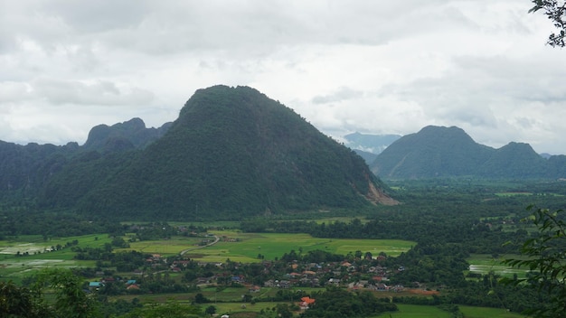 Vista panorámica del paisaje y las montañas contra el cielo