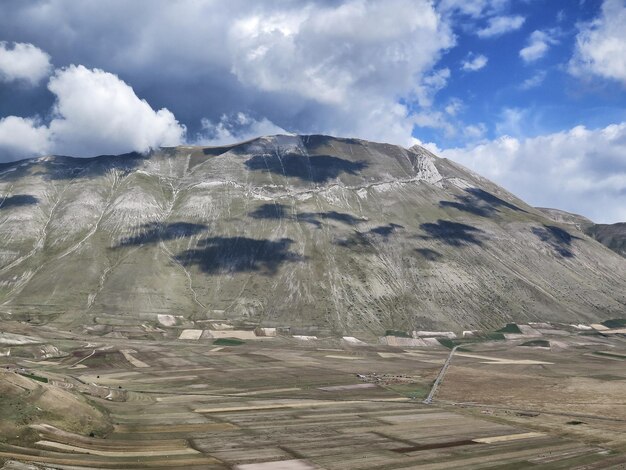 Foto vista panorámica del paisaje y las montañas contra el cielo