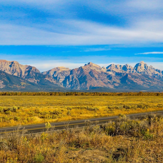 Vista panorámica del paisaje y las montañas contra el cielo