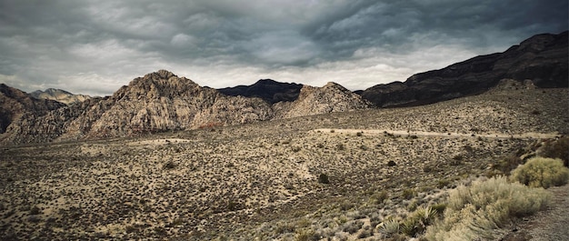 Vista panorámica del paisaje y las montañas contra el cielo