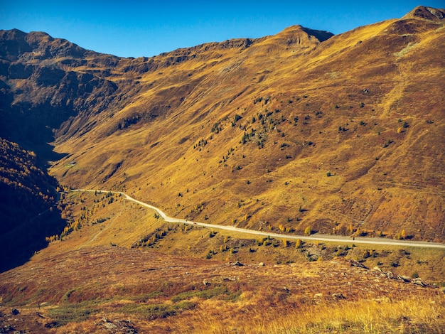 Vista panorámica del paisaje y las montañas contra el cielo