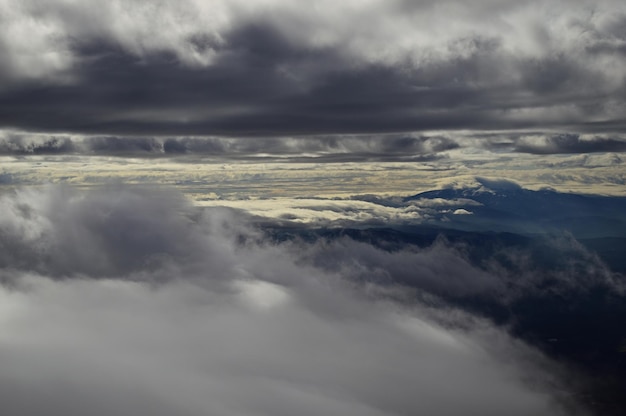 Vista panorámica del paisaje nublado contra el cielo nublado