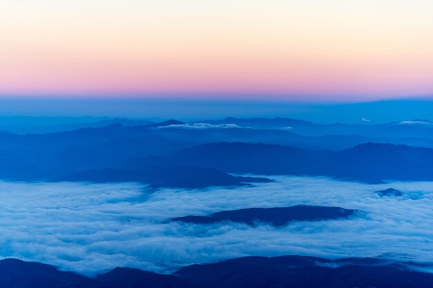 Vista panorámica del paisaje nublado contra el cielo durante la puesta de sol