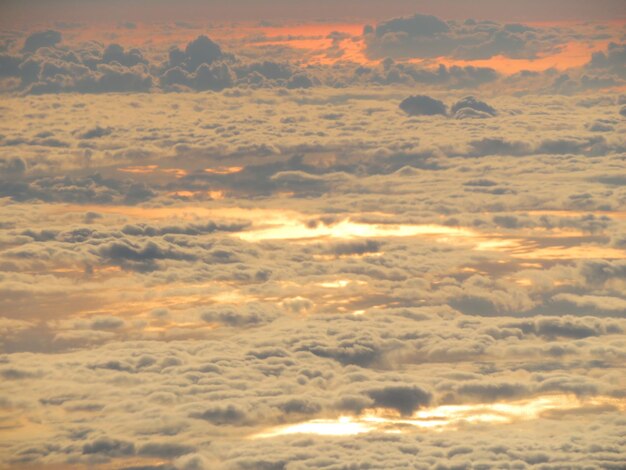 Foto vista panorámica del paisaje nublado durante la puesta de sol
