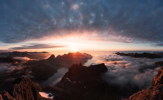 Vista panorámica del paisaje nublado durante la puesta de sol