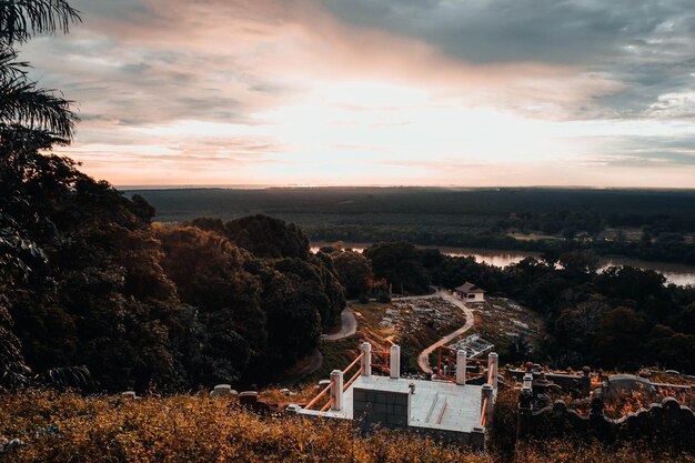 Foto vista panorámica del paisaje durante la puesta de sol