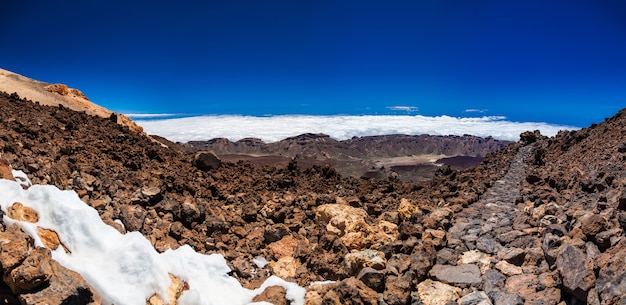 Foto vista panorámica del paisaje con sendero para caminar sobre el volcán teide en tenerife, españa