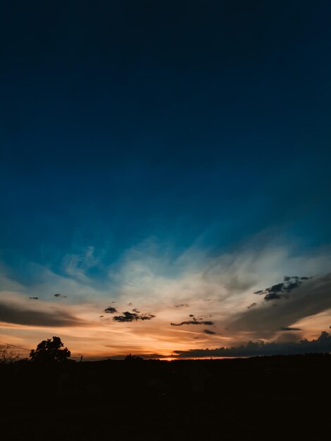 Foto vista panorámica del paisaje de silueta contra el cielo al atardecer