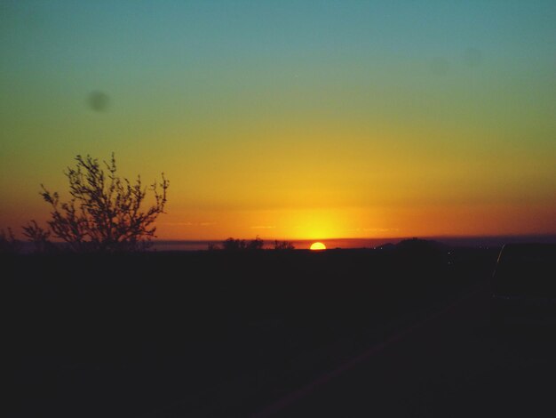 Foto vista panorámica del paisaje de silueta contra el cielo durante la puesta de sol