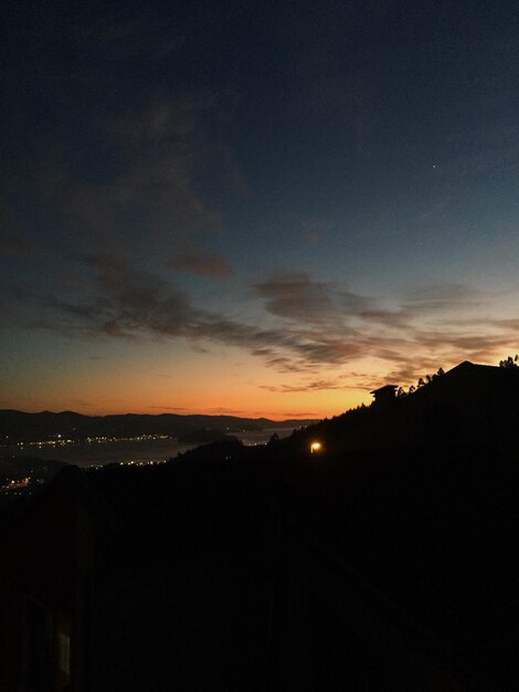 Foto vista panorámica del paisaje de silueta contra el cielo durante la puesta de sol