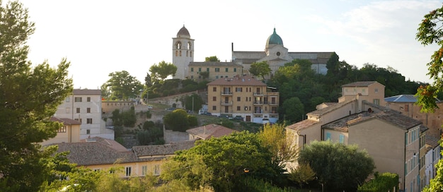 Vista panorámica del paisaje urbano de Ancona con la catedral en la región Marche Italia