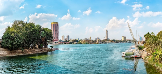 Vista panorámica del paisaje urbano de El Cairo en el río Nilo, Egipto