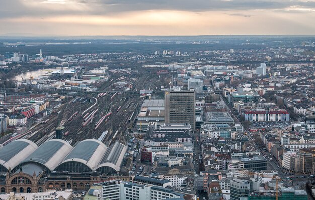 Foto vista panorámica del paisaje urbano de la ciudad de frankfurt, el centro financiero de alemania y europa.