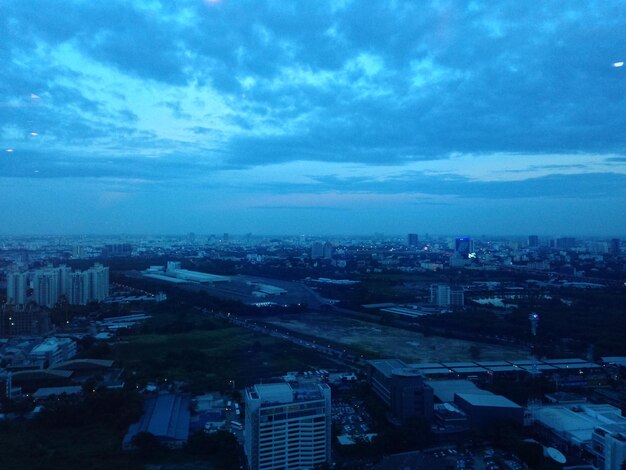 Vista panorámica del paisaje urbano contra el cielo nublado al anochecer