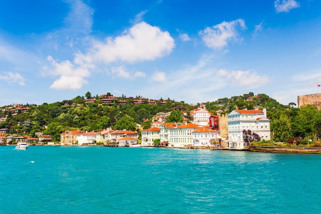 Vista panorámica del paisaje urbano de Estambul Panorama del famoso destino turístico canal del estrecho del Bósforo