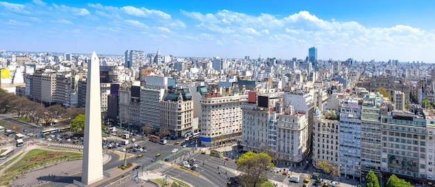 Foto vista panorámica del paisaje urbano y del horizonte de buenos aires cerca del emblemático obelisco en la avenida 9 de julio