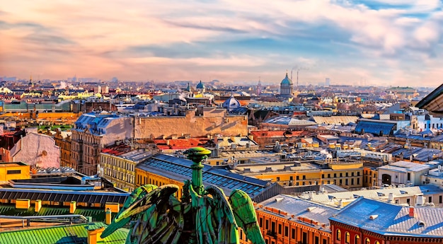 Vista panorámica del paisaje urbano matutino de San Petersburgo desde arriba hacia la Catedral de Kazan