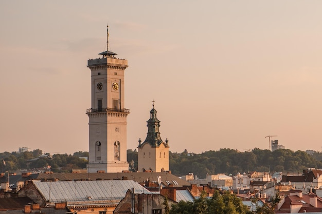 Vista panorámica del paisaje urbano de la puesta de sol sobre la ciudad de Lviv