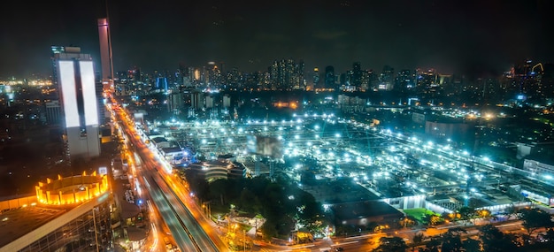 Vista panorámica del paisaje urbano y el sitio de construcción en metrópolis