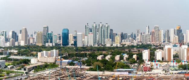 Vista panorámica del paisaje urbano y el sitio de construcción en metrópolis