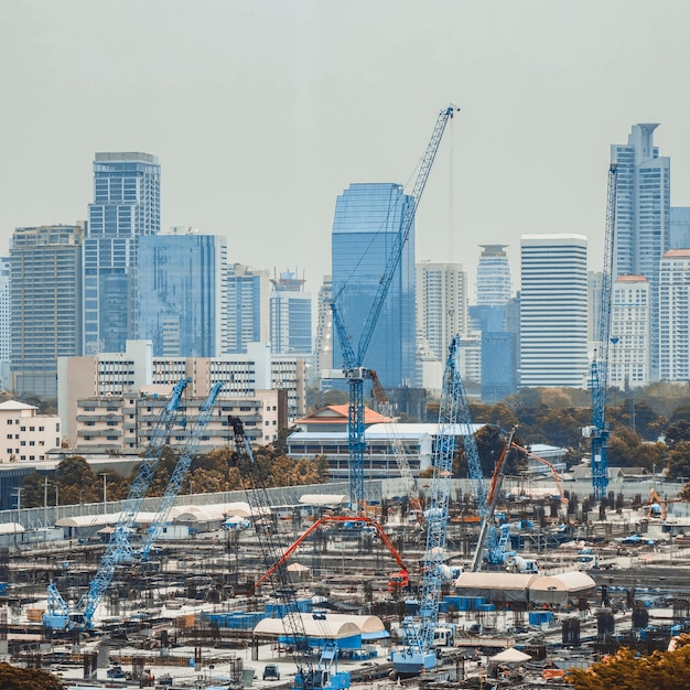 Vista panorámica del paisaje urbano y el sitio de construcción en metrópolis