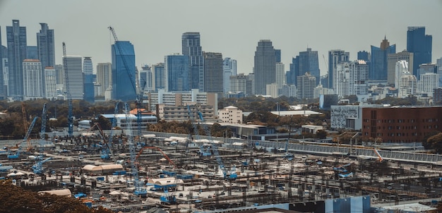 Vista panorámica del paisaje urbano y el sitio de construcción en metrópolis