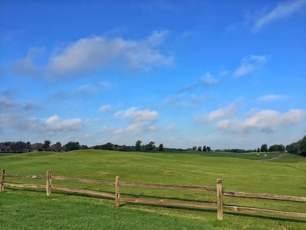 Vista panorámica del paisaje verde contra el cielo nublado