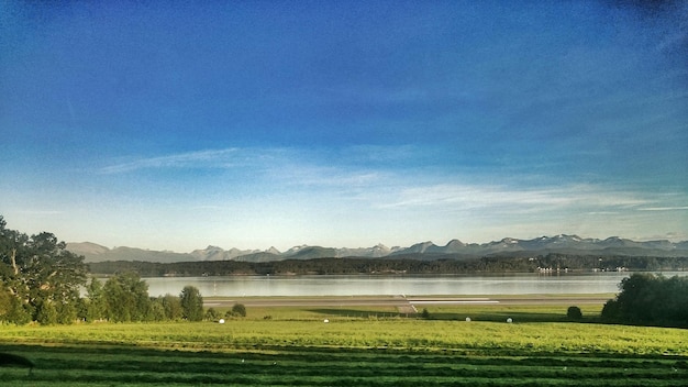 Foto vista panorámica del paisaje verde y el lago contra el cielo azul