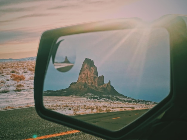 Foto vista panorámica del paisaje vista a través del parabrisas del coche