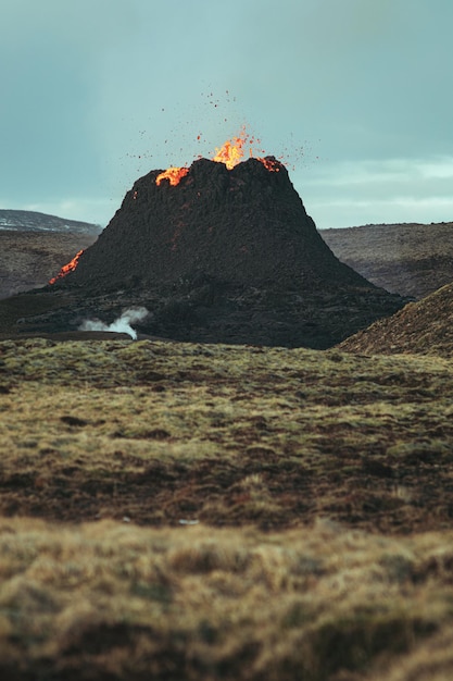 Foto vista panorámica del paisaje volcánico contra el cielo