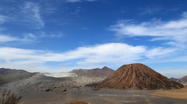 Foto vista panorámica del paisaje volcánico contra el cielo