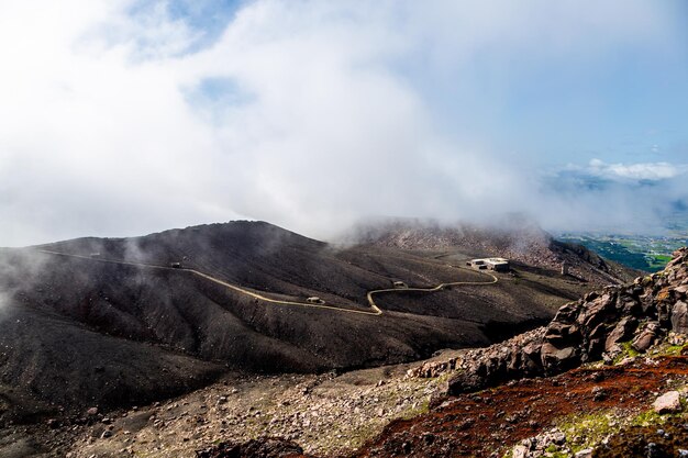 Foto vista panorámica del paisaje volcánico del teleférico abandonado contra el cielo