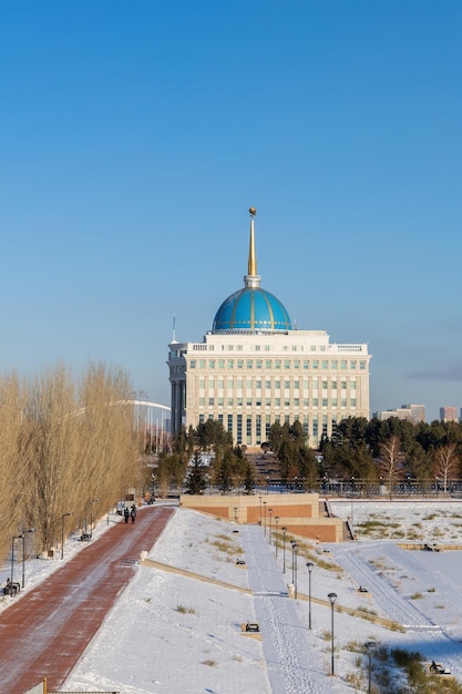 Vista panorámica del Palacio Presidencial Ak Orda en las Torres Talan de Astana Paisaje urbano soleado