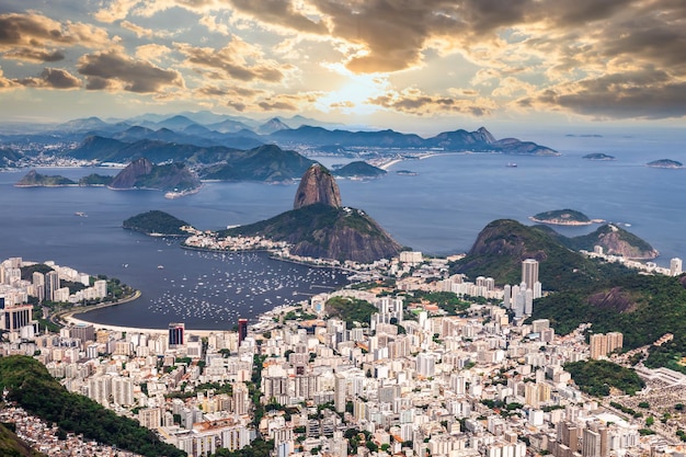 Vista panorámica del Pan de Azúcar al atardecer en Río de Janeiro